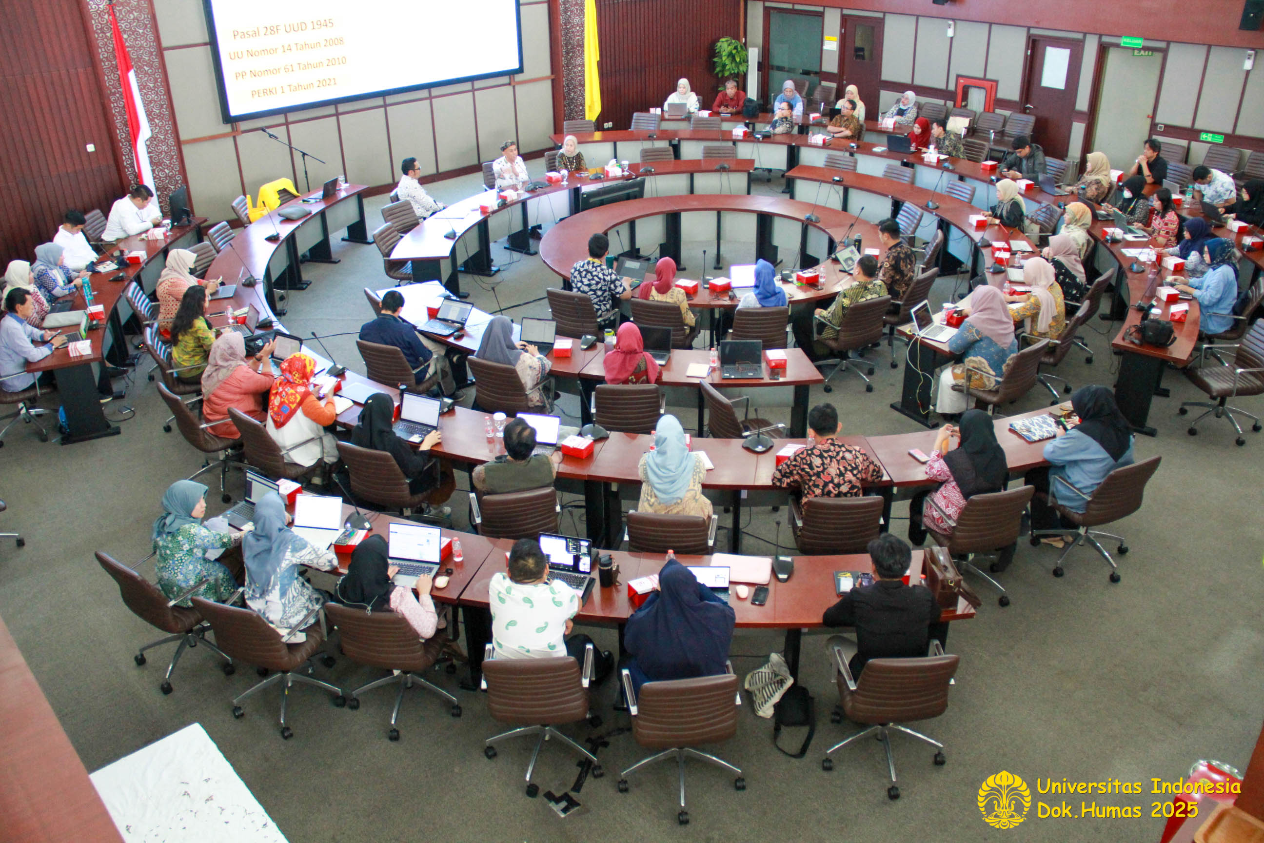 Penyerahan plakat kepada narasumber